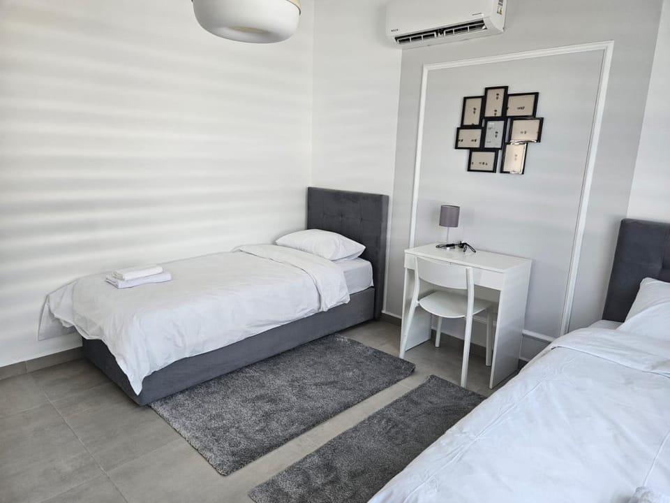 Bed, Photo of the whole room, Bedroom, air conditioner