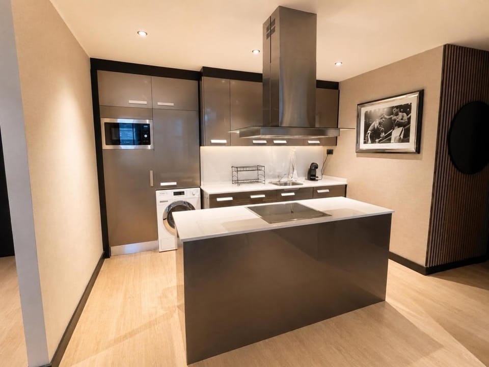 Kitchen or kitchenette, minibar, oven, stove