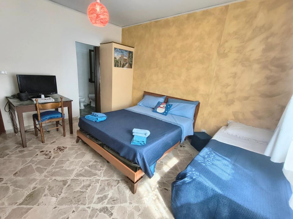 Bed, TV and multimedia, Bedroom