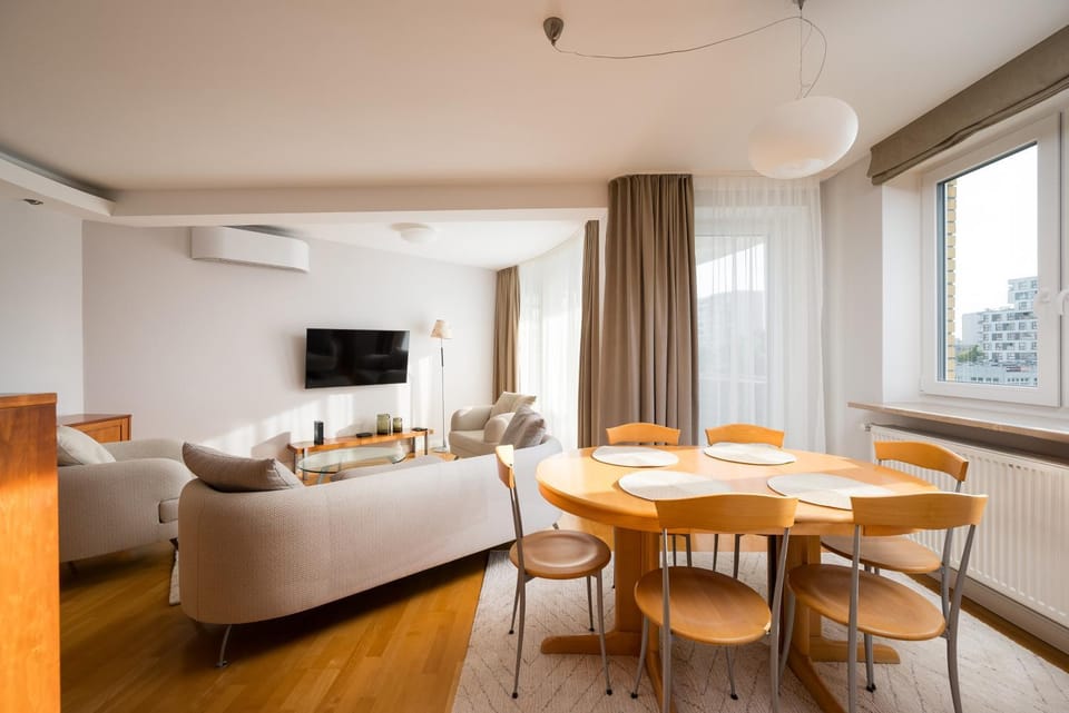 Communal lounge/ TV room, TV and multimedia, Living room, Seating area, Dining area, Evening entertainment, air conditioner