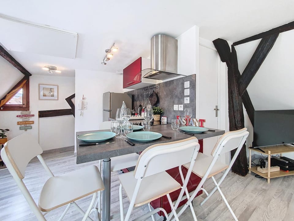 Kitchen or kitchenette, Dining area