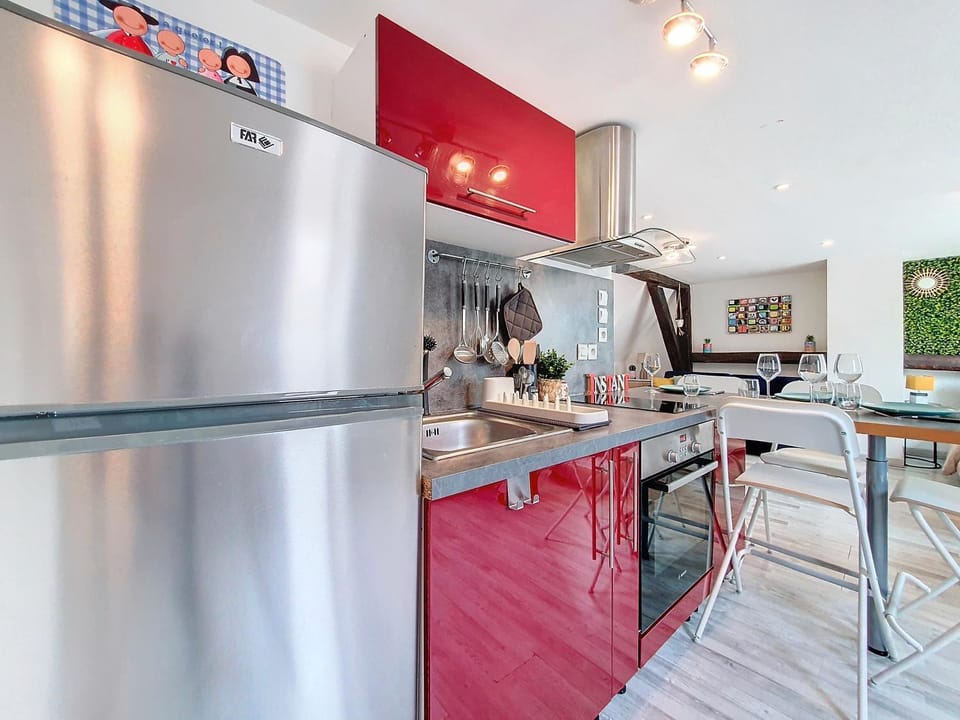 Kitchen or kitchenette, Dining area, oven, stove