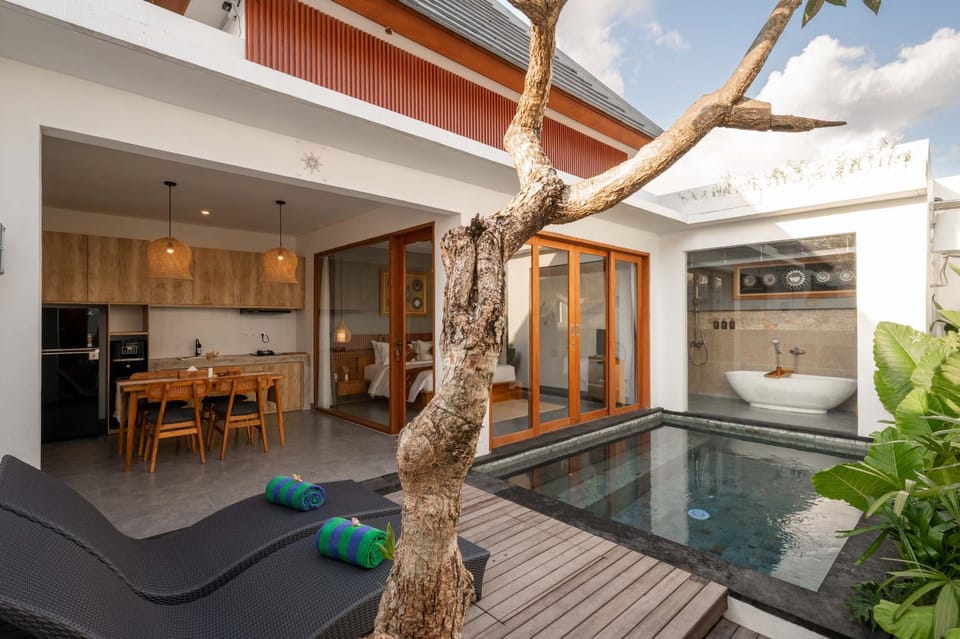 Kitchen or kitchenette, Dining area, Pool view