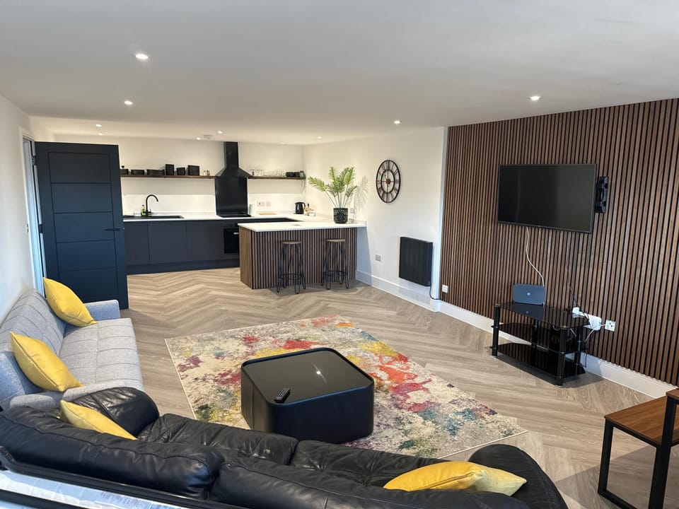 TV and multimedia, Kitchen or kitchenette, Living room, Seating area, Dining area