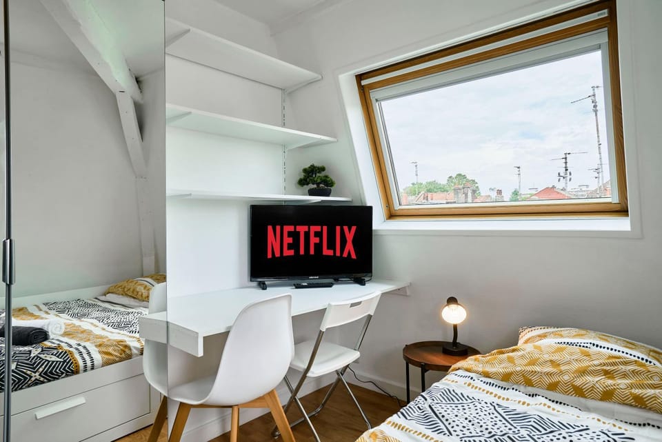 Bed, TV and multimedia, Photo of the whole room, Bedroom