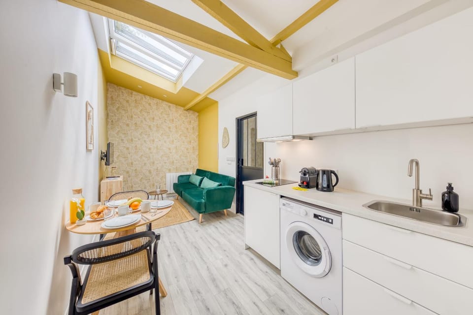 Coffee/tea facilities, Living room, Seating area, stove, dryer