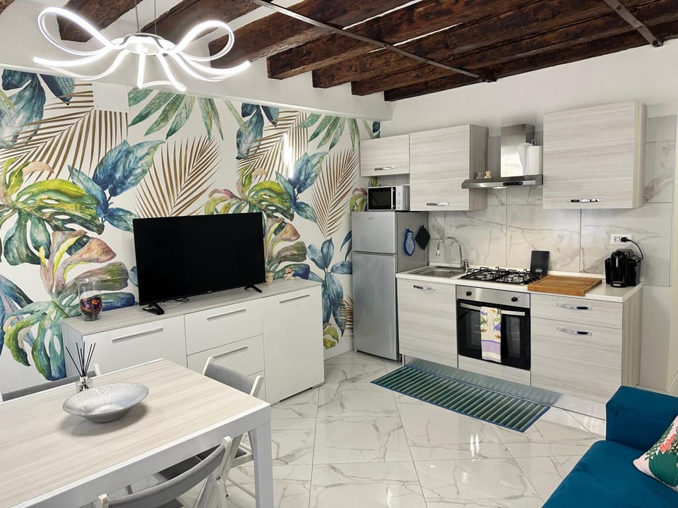 TV and multimedia, Kitchen or kitchenette, Dining area, oven, stove