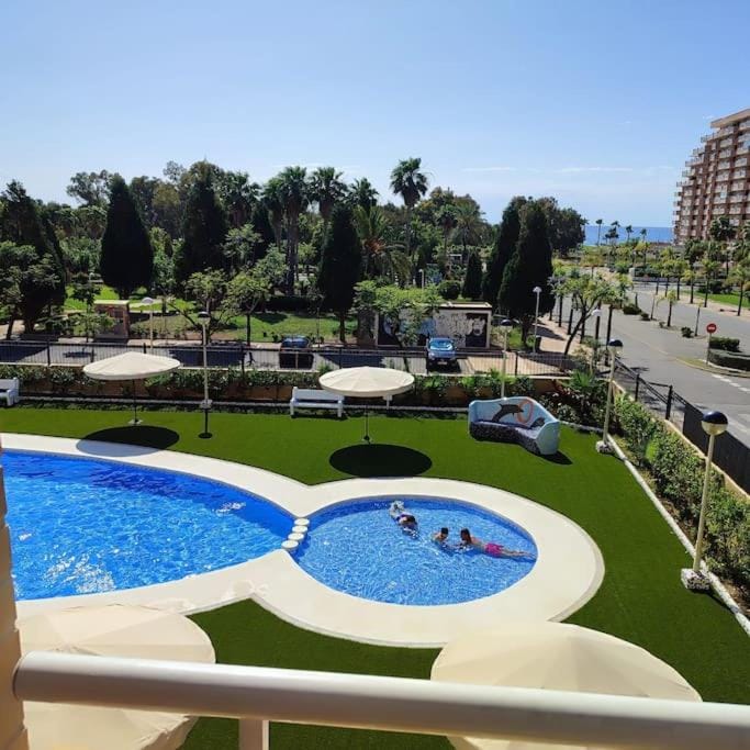 Excelentes vistas a las piscinas y al mar Apartment in Valencian Community