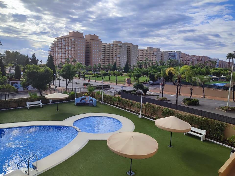 Excelentes vistas a las piscinas y al mar Apartment in Valencian Community