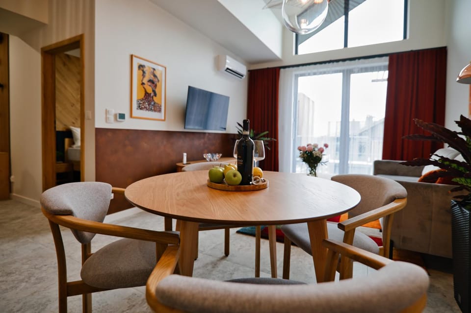 Communal lounge/ TV room, TV and multimedia, Living room, Seating area, Dining area, Evening entertainment
