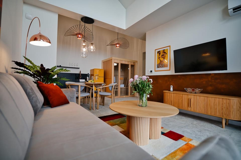 Communal lounge/ TV room, TV and multimedia, Living room, Seating area, Evening entertainment