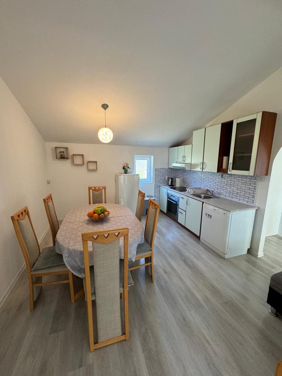 Kitchen or kitchenette, Dining area