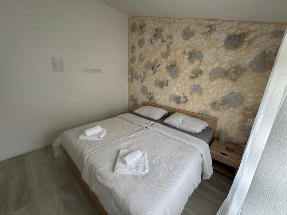 Bed, Bedroom, towels