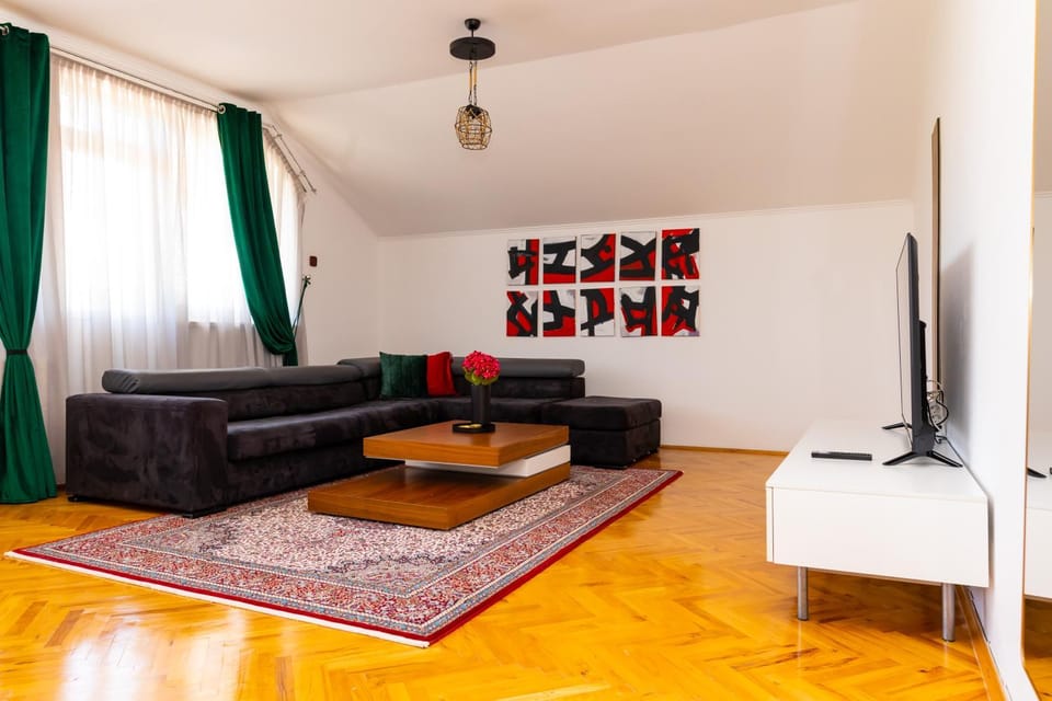 Communal lounge/ TV room, TV and multimedia, Living room, Seating area, Evening entertainment
