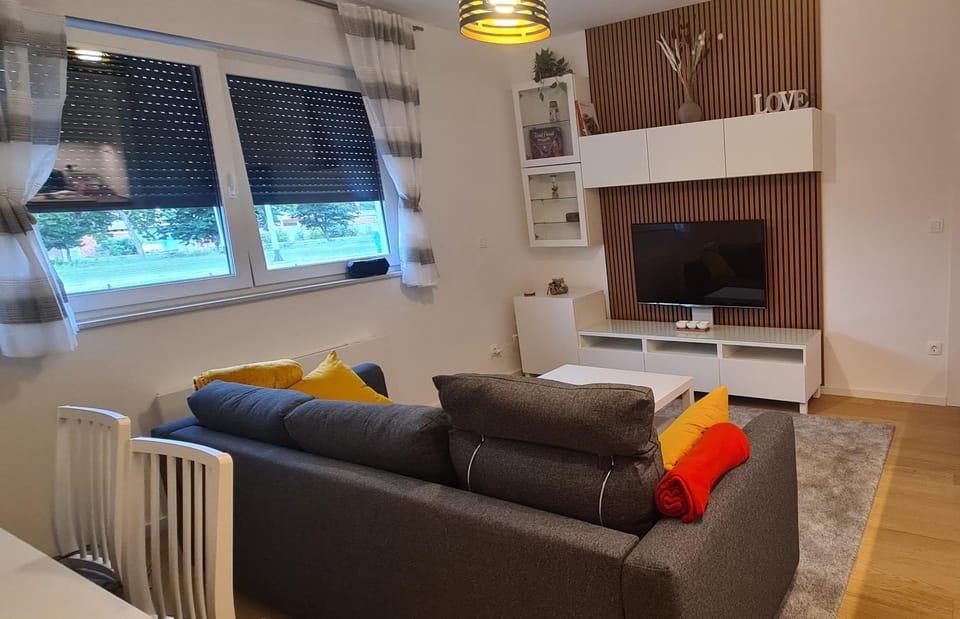 Communal lounge/ TV room, TV and multimedia, Living room, Seating area, Evening entertainment