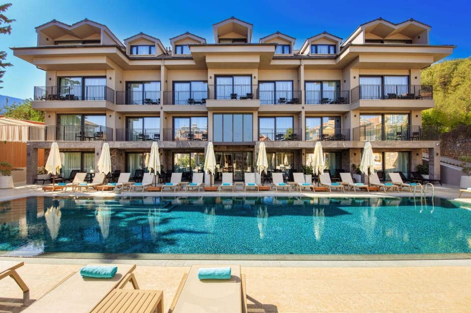 Property building, Day, Pool view, Swimming pool, Swimming pool, sunbed