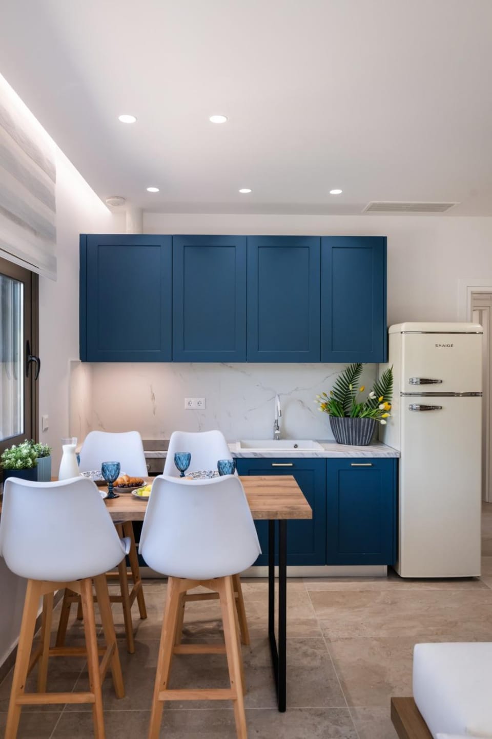Kitchen or kitchenette, Seating area, Dining area, oven, stove