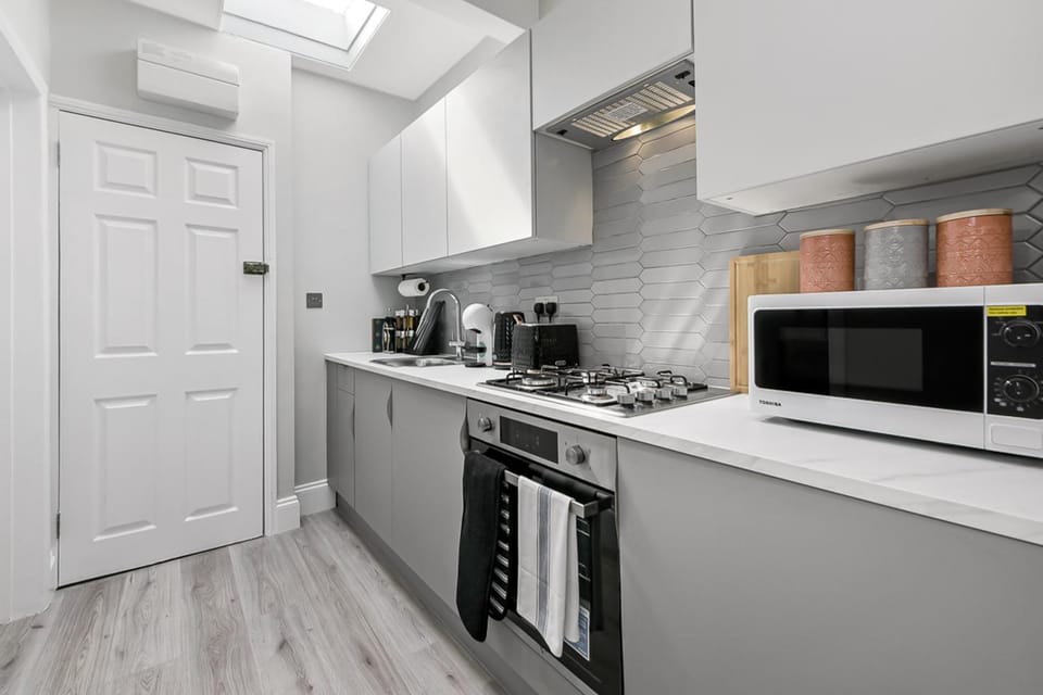 Kitchen or kitchenette, dishwasher