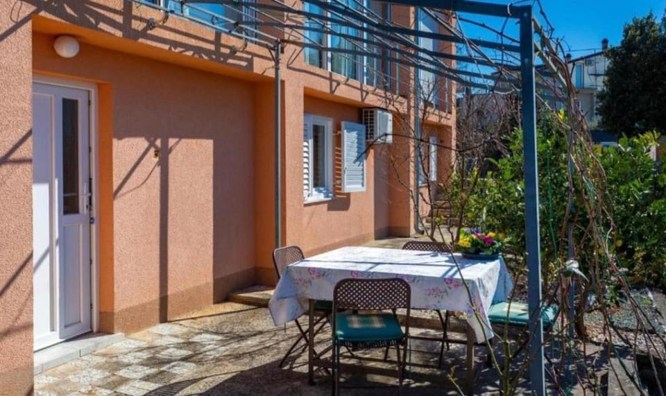 Apartman Tena sa vrtom i pogledom na more Apartment in Primorje-Gorski Kotar County