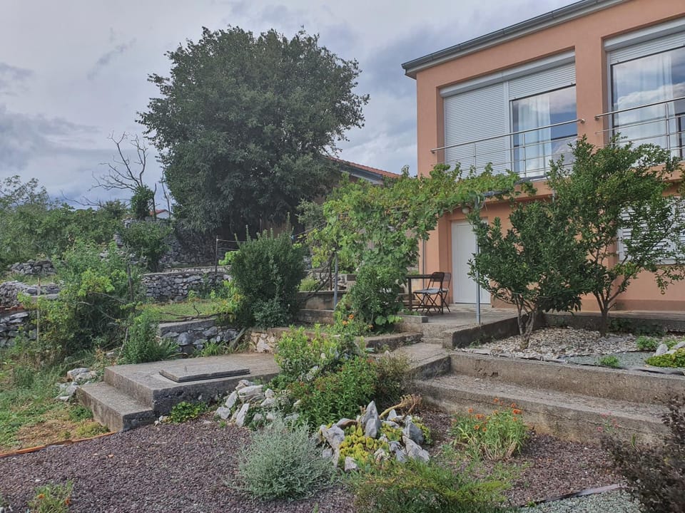 Apartman Tena sa vrtom i pogledom na more Apartment in Primorje-Gorski Kotar County