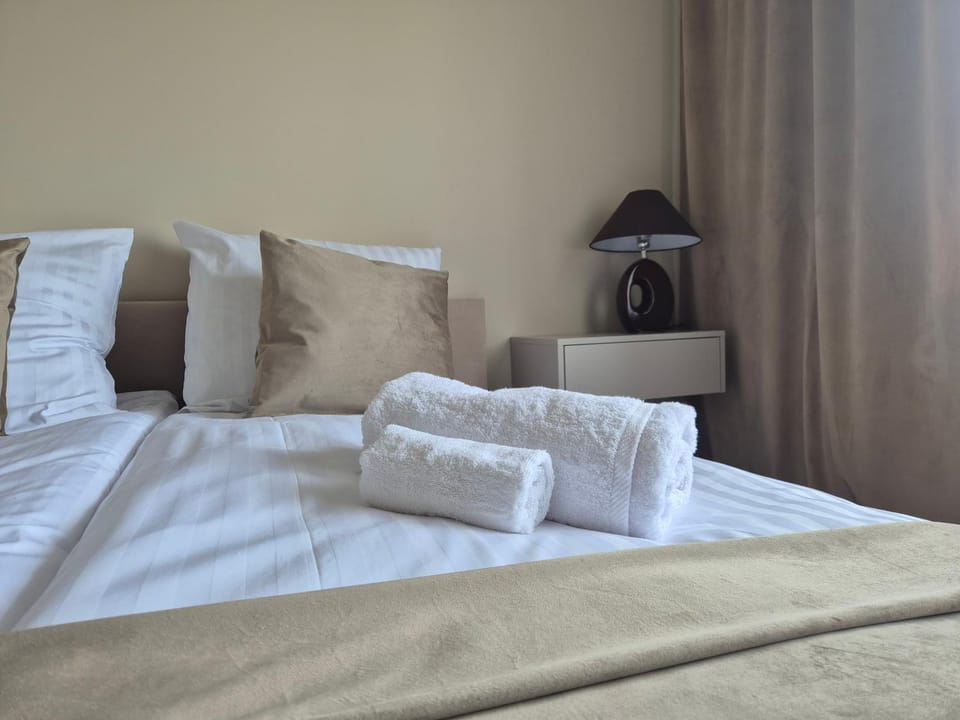 Bed, Bedroom, towels