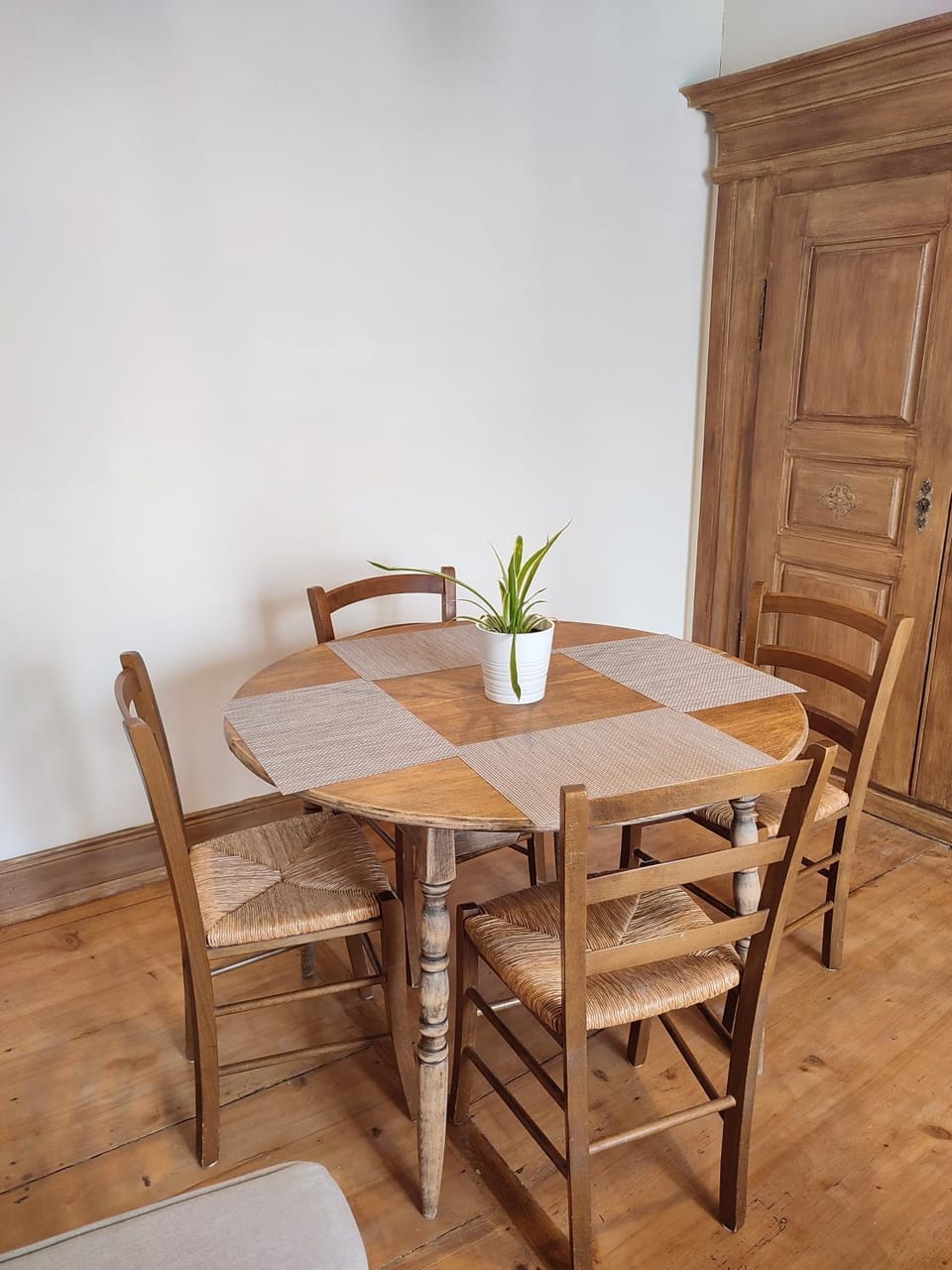 Seating area, Dining area