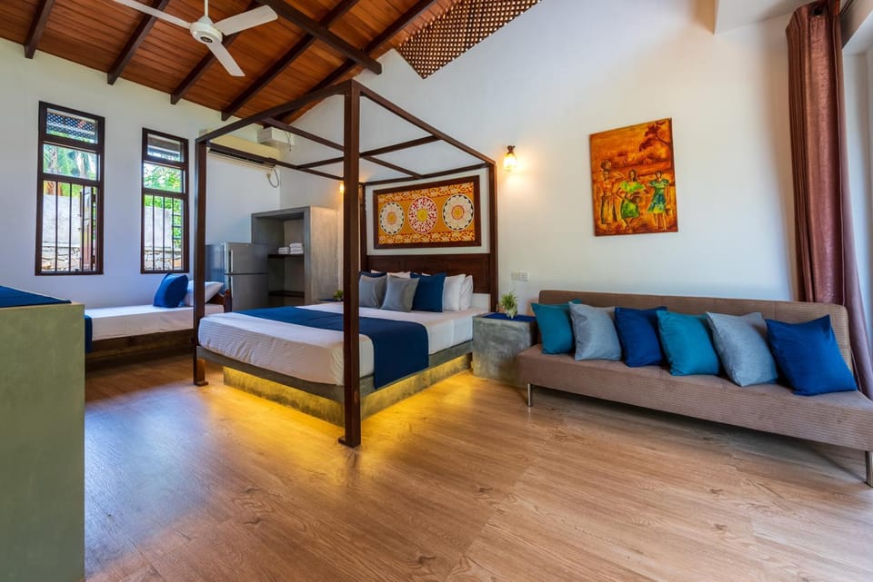 Bed, Living room, Photo of the whole room, Seating area, Bedroom