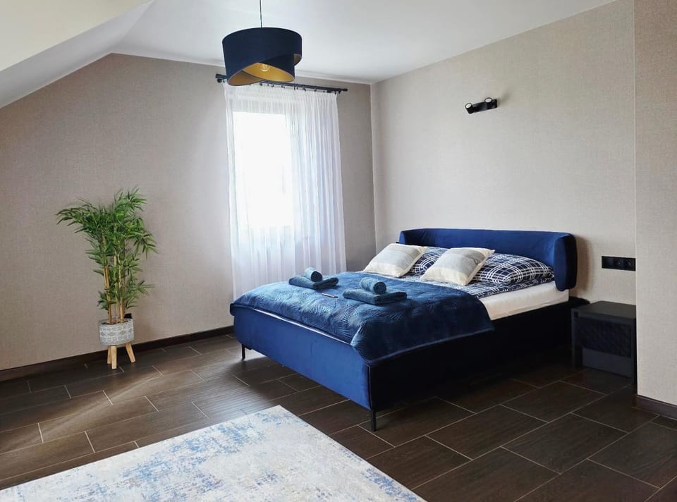 Bed, Living room, Photo of the whole room, Seating area, Bedroom