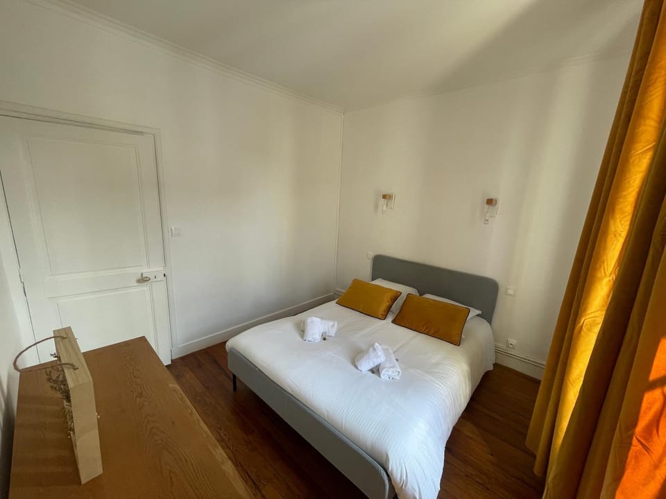 Photo of the whole room, Bedroom
