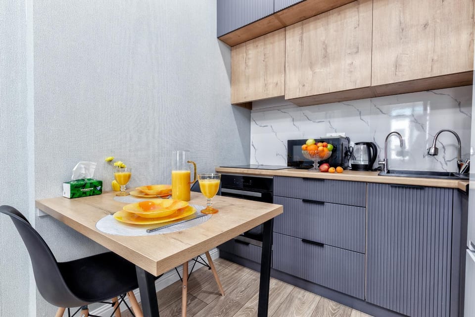 Coffee/tea facilities, Kitchen or kitchenette, Dining area, stove