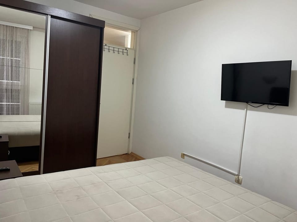 Bed, TV and multimedia, Bedroom, wardrobe