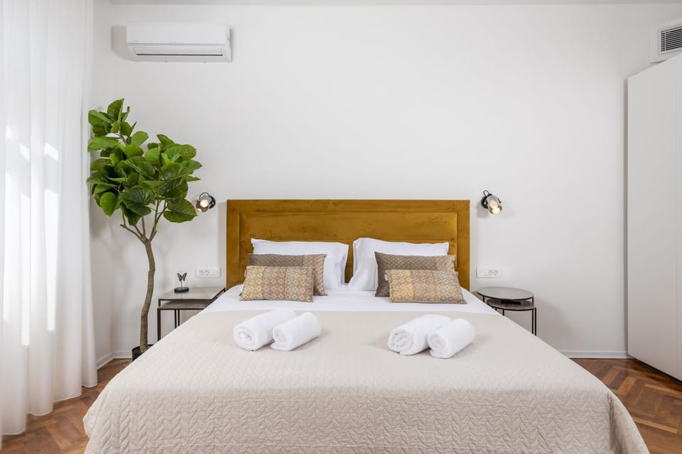 Bed, Bedroom, towels, air conditioner