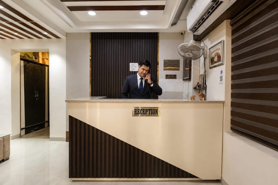 Property building, Staff, People, TV and multimedia, Lobby or reception, group of guests