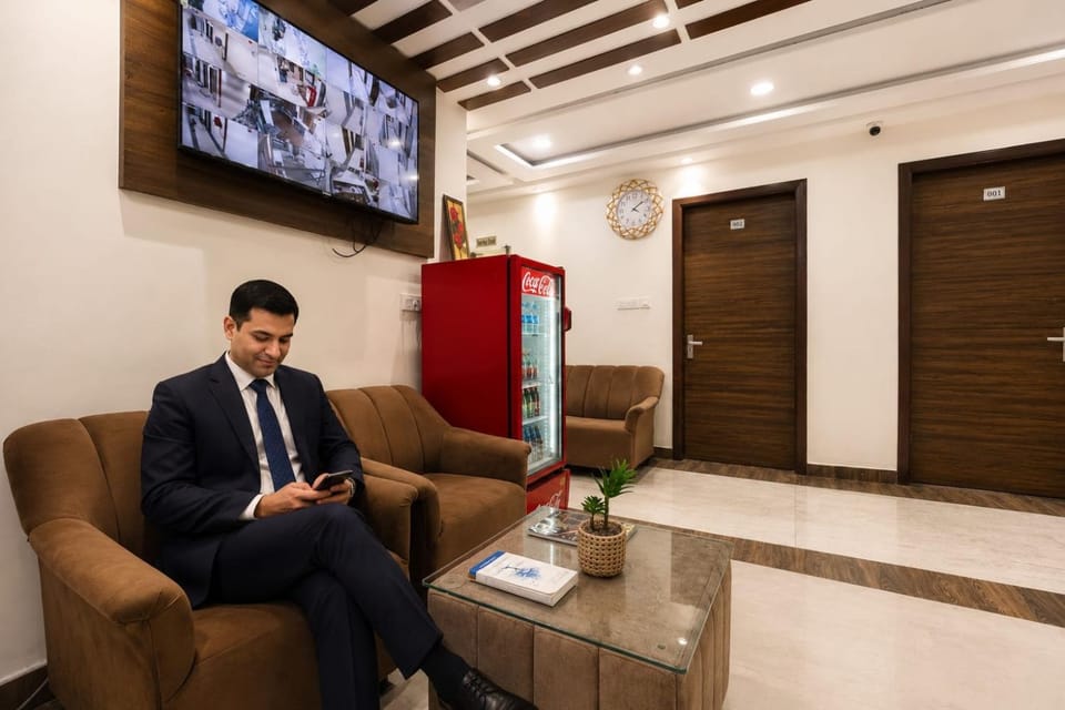 Communal lounge/ TV room, People, TV and multimedia, Living room, Lobby or reception, Business facilities, Seating area, Evening entertainment, group of guests