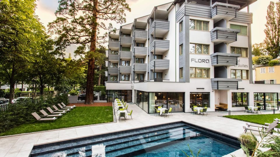 Property building, Facade/entrance, Garden, Balcony/Terrace, Swimming pool