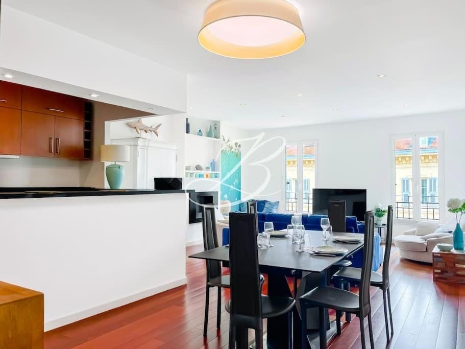 Kitchen or kitchenette, Living room, Seating area, Dining area, minibar