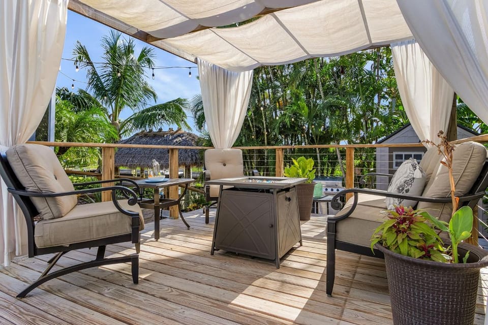 OH! What a Villa - Sunsets, Saltwater Pool, Hot tub, Tiki Hut, Dock - Villa Coastal Cottage- Roelens House in Cape Coral