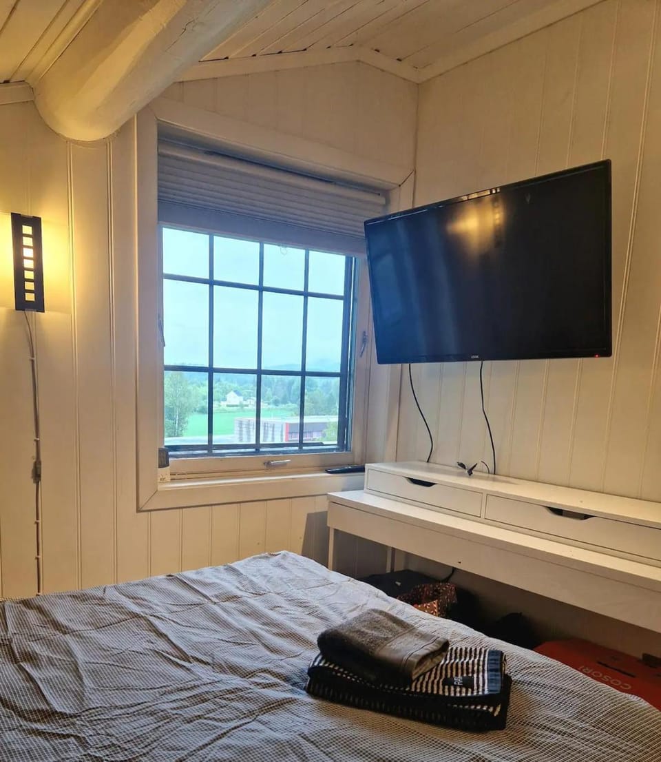 Bed, TV and multimedia, Photo of the whole room, Bedroom
