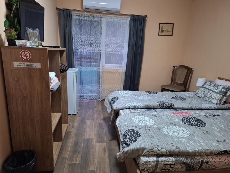 Bed, TV and multimedia, Photo of the whole room, Seating area, Bedroom, towels, wardrobe, air conditioner