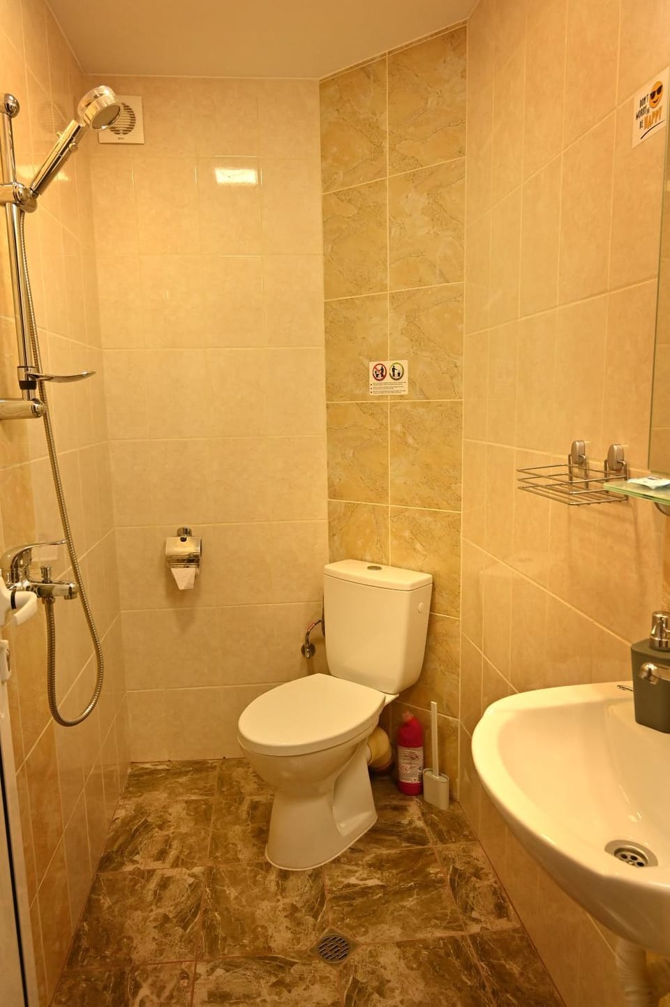 Shower, Toilet, Property building, Bathroom, Bedroom