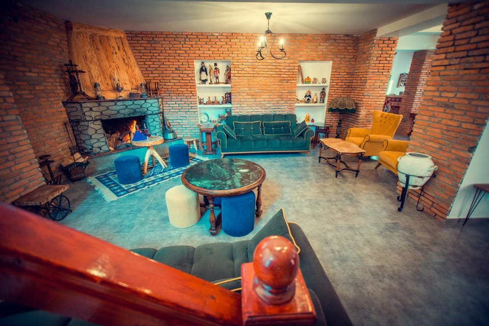 Lounge or bar, Seating area, flat iron