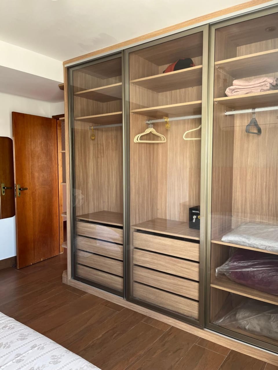 Cobertura Incrível, silenciosa e familiar com sala ampla, cozinha americana, 3 quartos, área gourmet, terraço aberto com churrasqueira e jacuzzi na Praia da Barra da Tijuca - Rio de Janeiro - apto inteiro só pra você Apartment in Rio de Janeiro