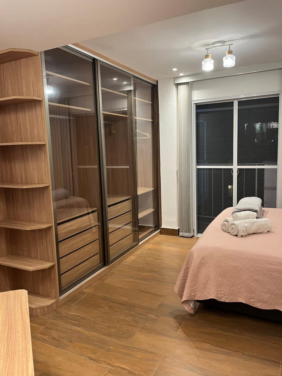 Cobertura Incrível, silenciosa e familiar com sala ampla, cozinha americana, 3 quartos, área gourmet, terraço aberto com churrasqueira e jacuzzi na Praia da Barra da Tijuca - Rio de Janeiro - apto inteiro só pra você Apartment in Rio de Janeiro