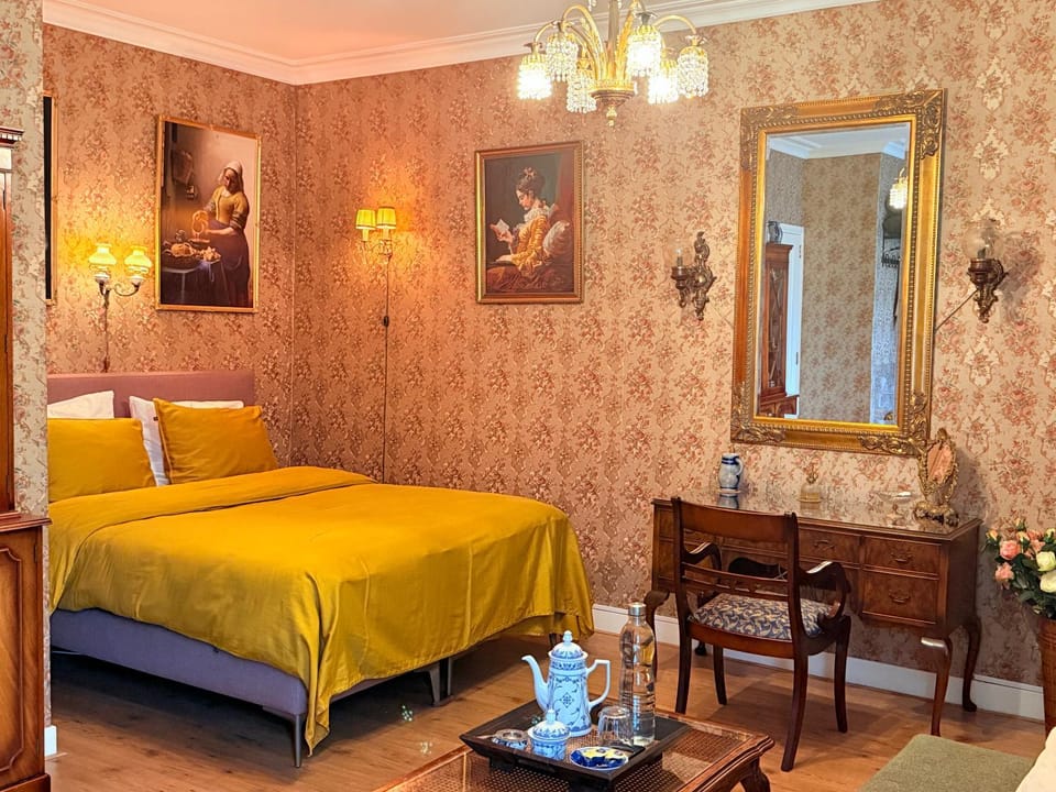 Photo of the whole room, Bedroom