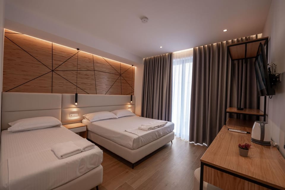 Bed, TV and multimedia, Photo of the whole room, Bedroom
