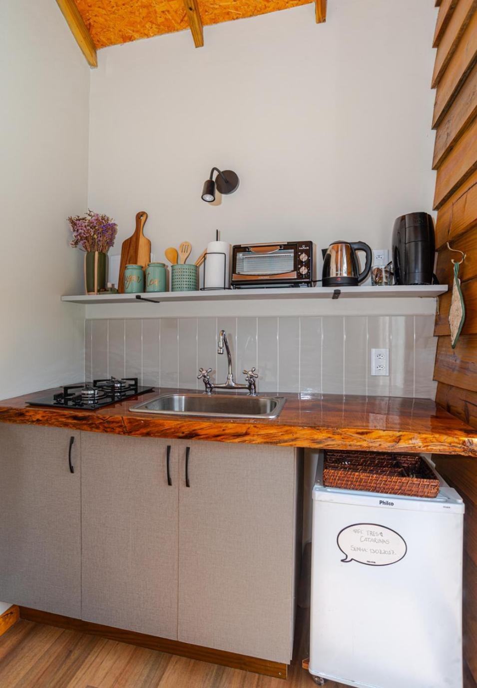 Coffee/tea facilities, Kitchen or kitchenette, stove