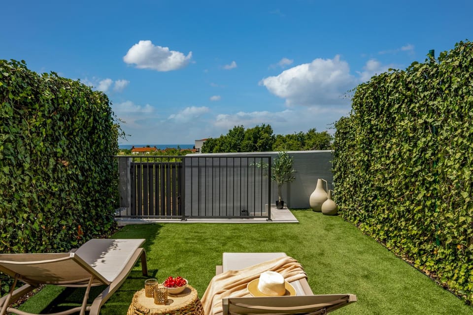 Elegant CASA ARIA with 2 gardens and BBQ facilities House in Poreč