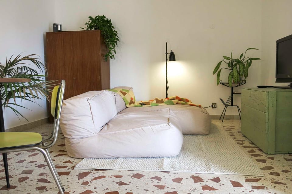 Communal lounge/ TV room, TV and multimedia, Living room, Seating area, Dining area, Lunch