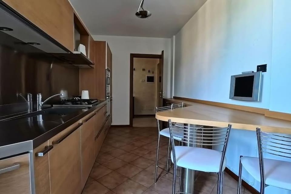 Dining area, dishwasher, oven, pet friendly, stove
