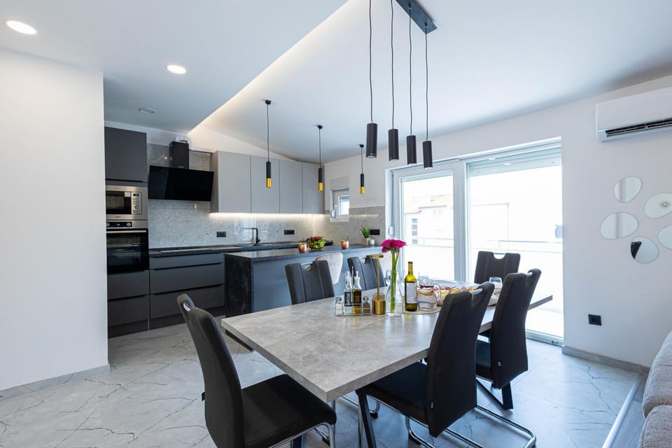 Kitchen or kitchenette, Seating area, Dining area
